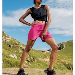 Willit Women's Bright‎ Pink 5” Inseam Athletic Zip Pockets Shorts. Size Large.